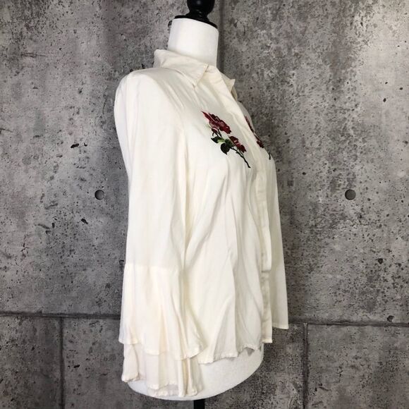 Cupcakes & Cashmeres Kimberly Embroidered Rose - Picture 3 of 11